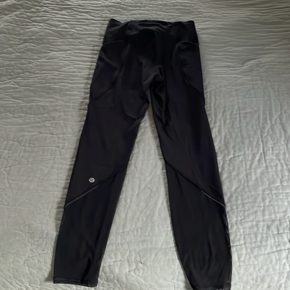 💥Lululemon workout pants black. Size 4 gently worn. mesh at the bottom.